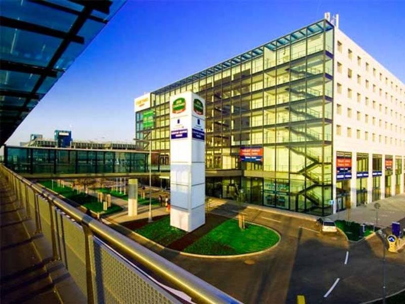 Courtyard By Marriott Prague Airport Hotel Exterior photo